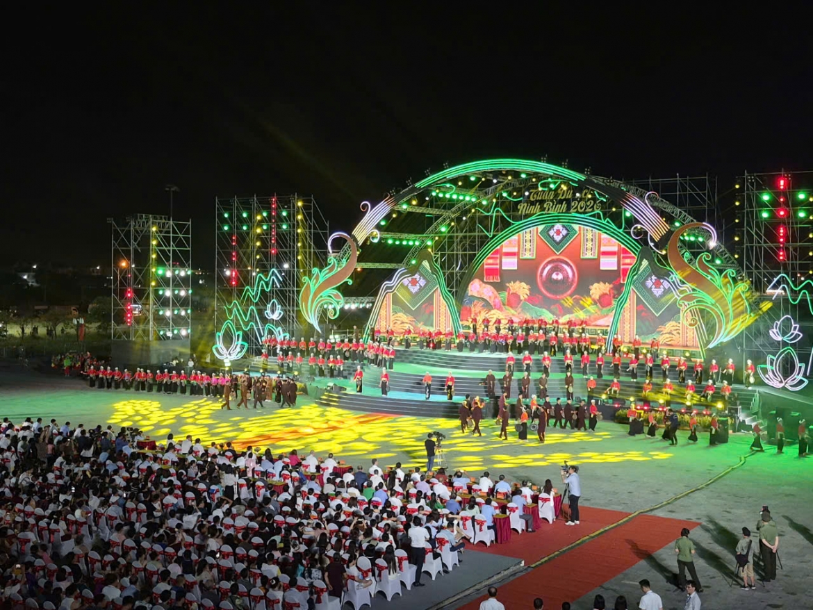 ruc ro khai mac tuan du lich ninh binh 2026 net hoa ngan nam giua long di san hinh anh 1