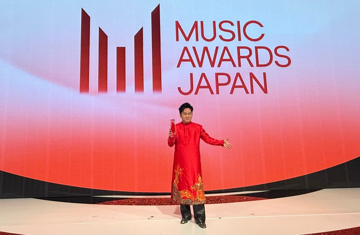 duong domic lot de cu giai thuong am nhac nhat ban cung lady gaga, taylor swift hinh anh 2