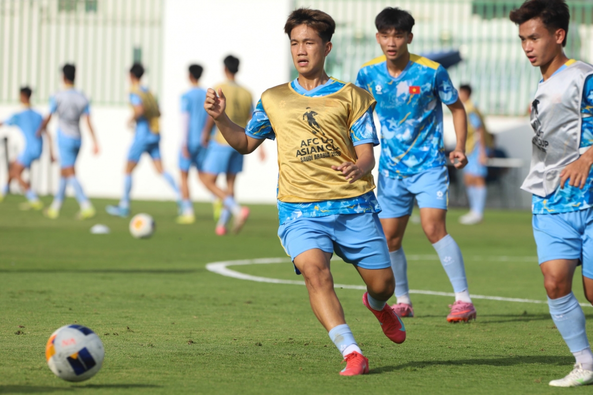 hlv cristiano roland chi dao khan, u17 viet nam quyet thang u17 uae hinh anh 1
