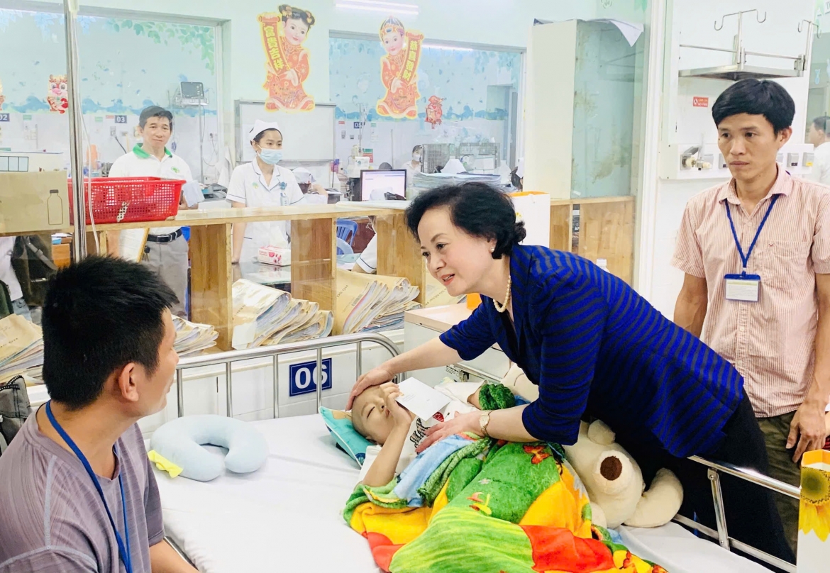 pho thu tuong pham thi thanh tra dong vien benh nhi ung thu kien cuong dieu tri hinh anh 2