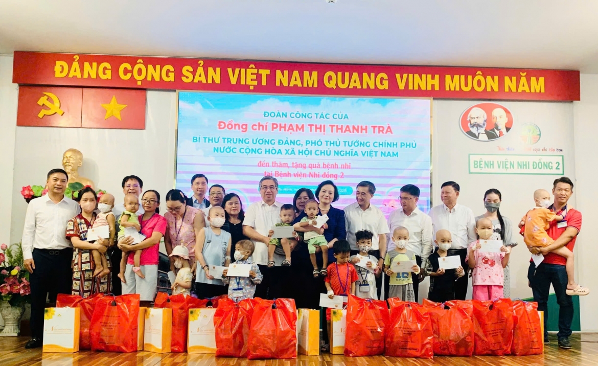 pho thu tuong pham thi thanh tra dong vien benh nhi ung thu kien cuong dieu tri hinh anh 3