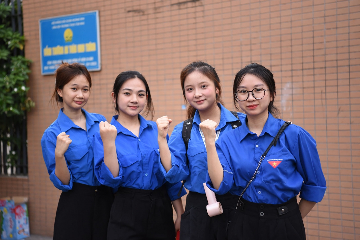 tuyen sinh lop 10 ha noi nhung cai om tiep lua cua phu huynh truoc cong truong hinh anh 21