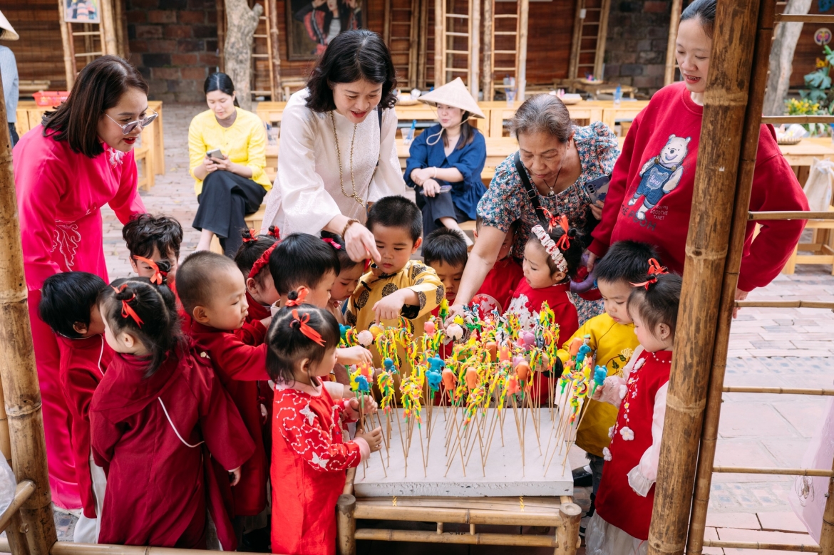 giua thoi dai so, tre nho tim ve tro choi dan gian o van mieu hinh anh 6