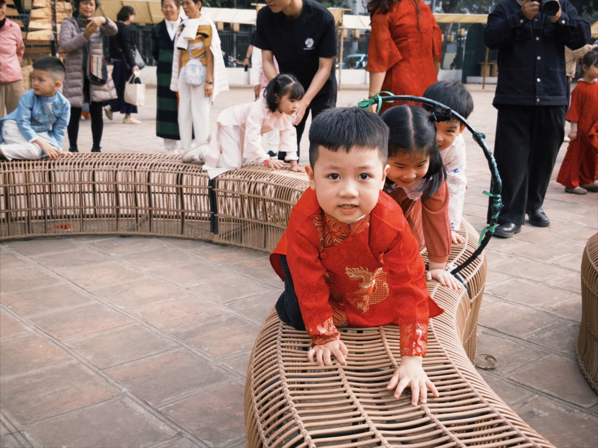 giua thoi dai so, tre nho tim ve tro choi dan gian o van mieu hinh anh 3