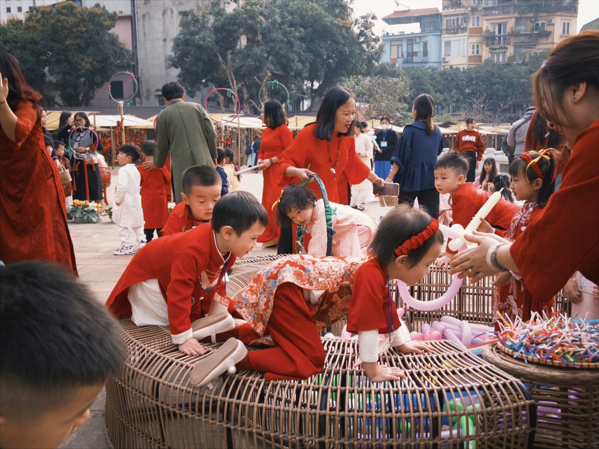 giua thoi dai so, tre nho tim ve tro choi dan gian o van mieu hinh anh 4
