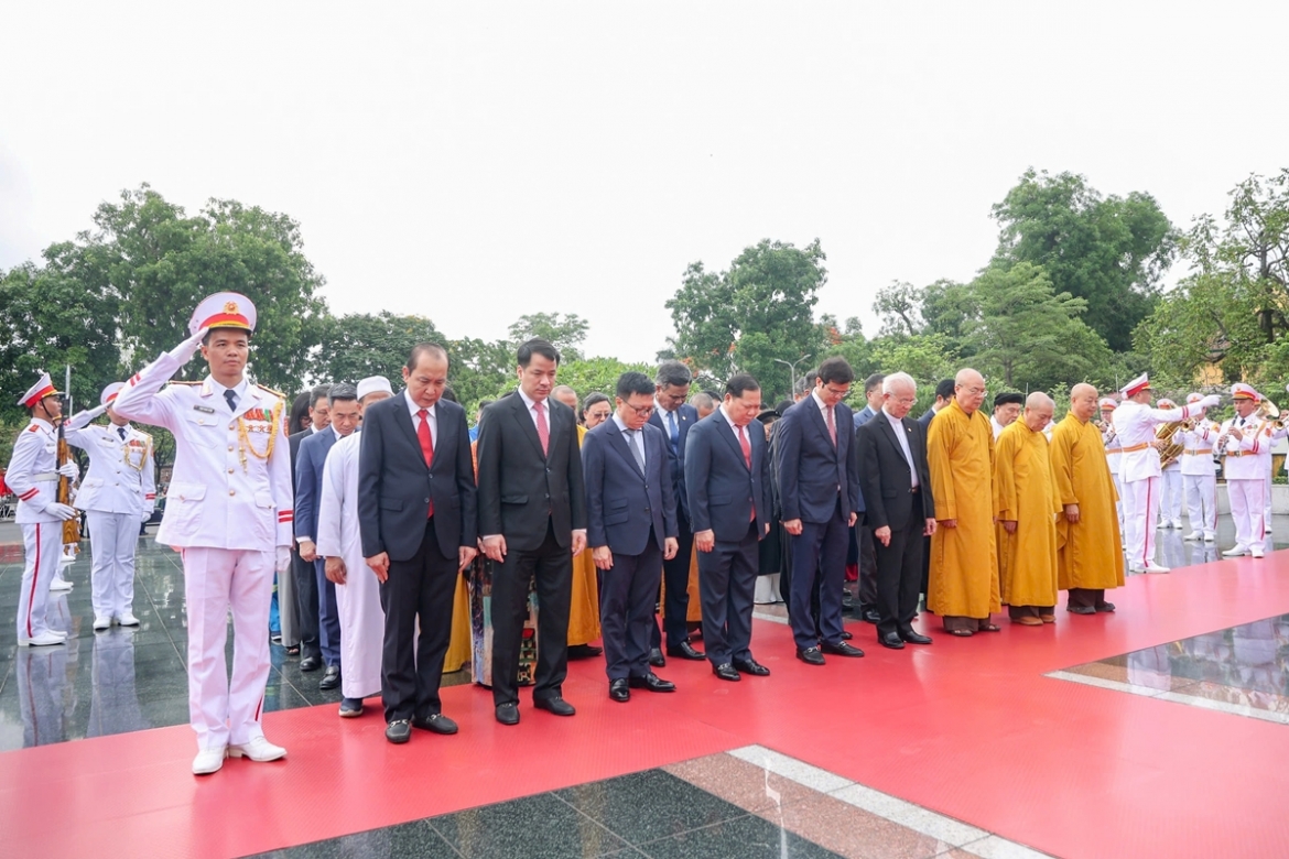 ky niem 136 nam ngay sinh chu tich ho chi minh lanh dao Dang, nha nuoc vao lang vieng bac hinh anh 11