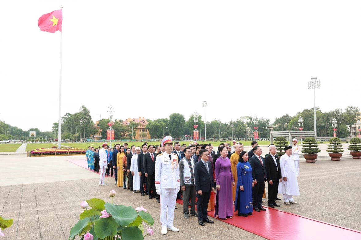 ky niem 136 nam ngay sinh chu tich ho chi minh lanh dao Dang, nha nuoc vao lang vieng bac hinh anh 6