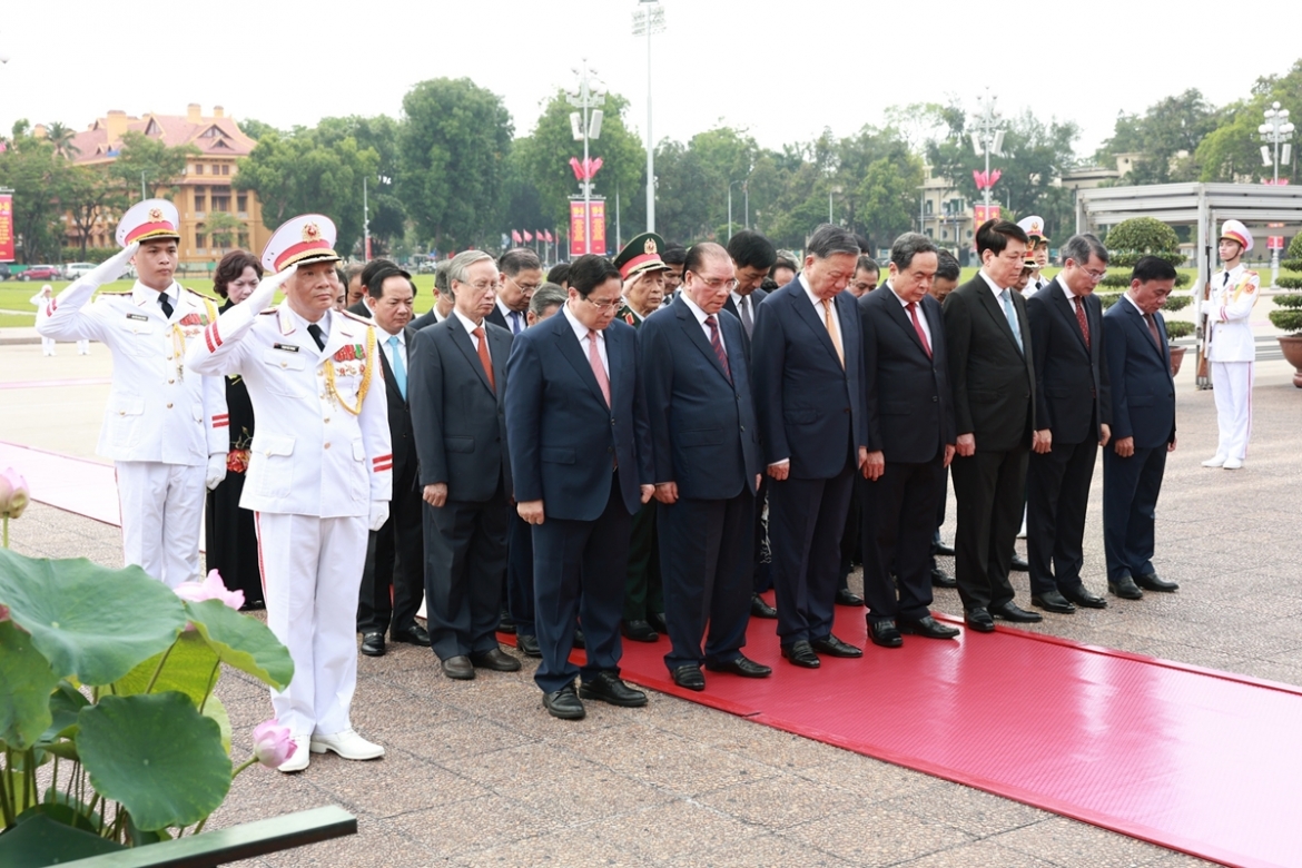 ky niem 136 nam ngay sinh chu tich ho chi minh lanh dao Dang, nha nuoc vao lang vieng bac hinh anh 2