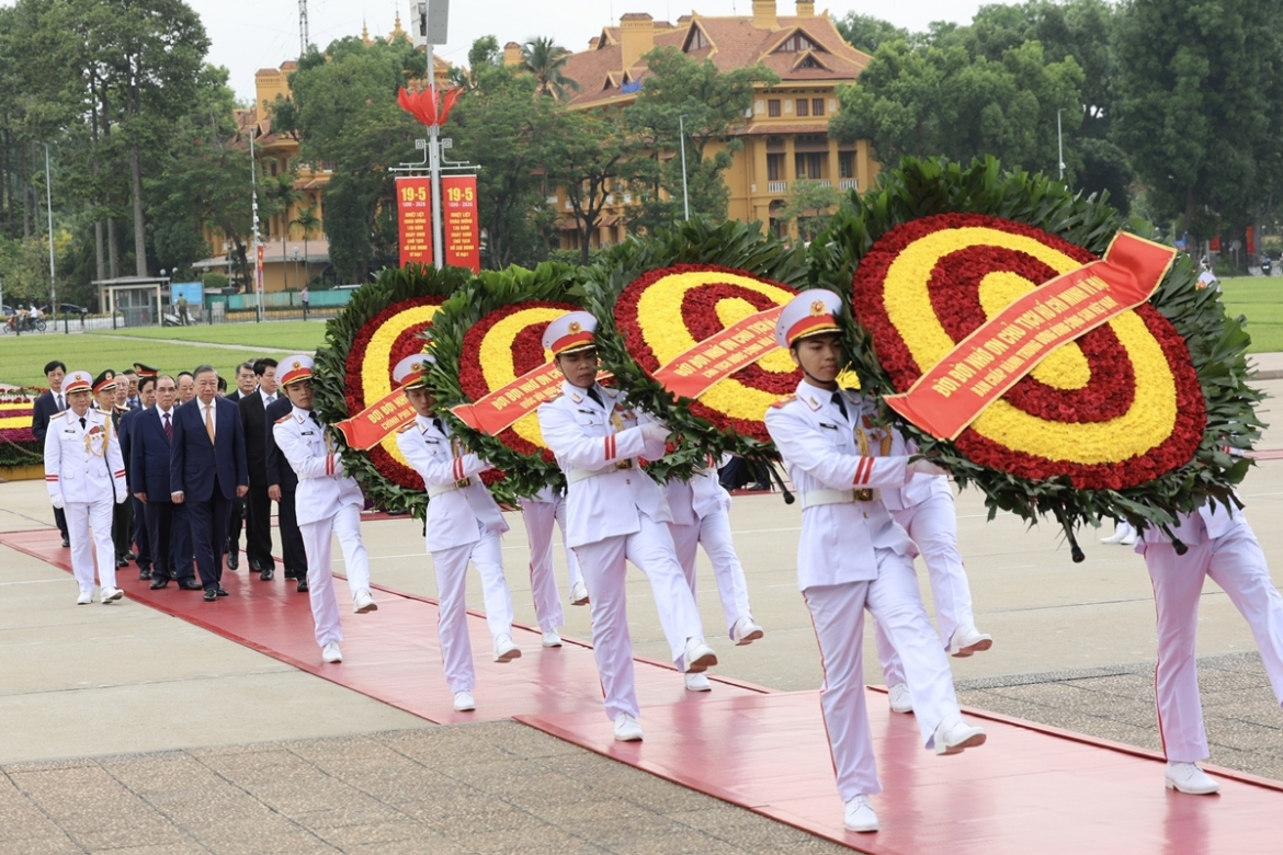 ky niem 136 nam ngay sinh chu tich ho chi minh lanh dao Dang, nha nuoc vao lang vieng bac hinh anh 3