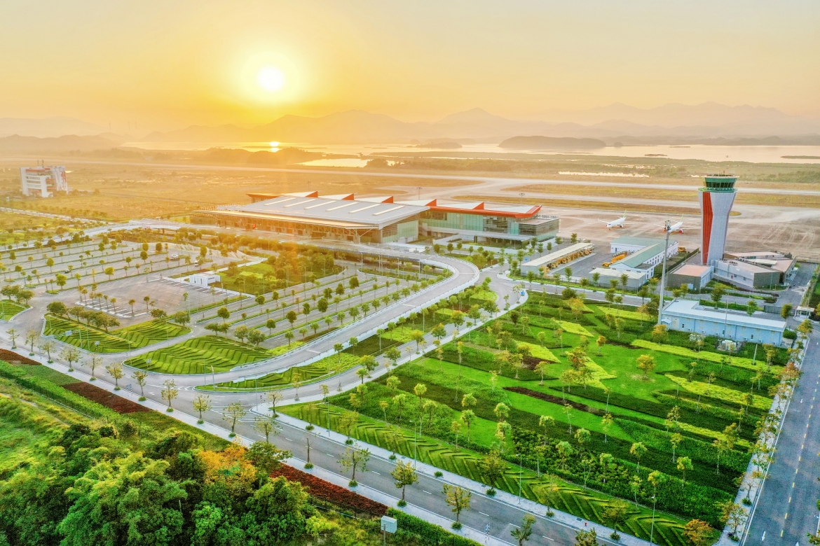 ve may bay tp.hcm - ha noi gia cao, nhieu tour chuyen huong san bay van Don hinh anh 2