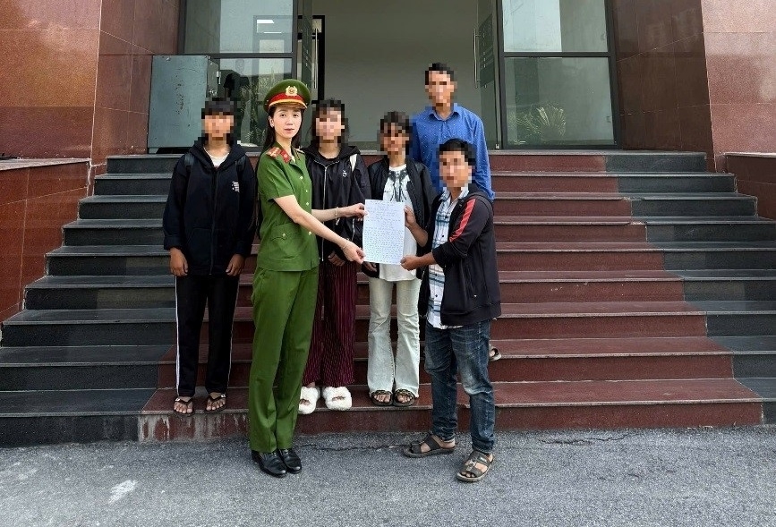 giai cuu 3 thieu nu bi du do viec nhe, luong cao hinh anh 1