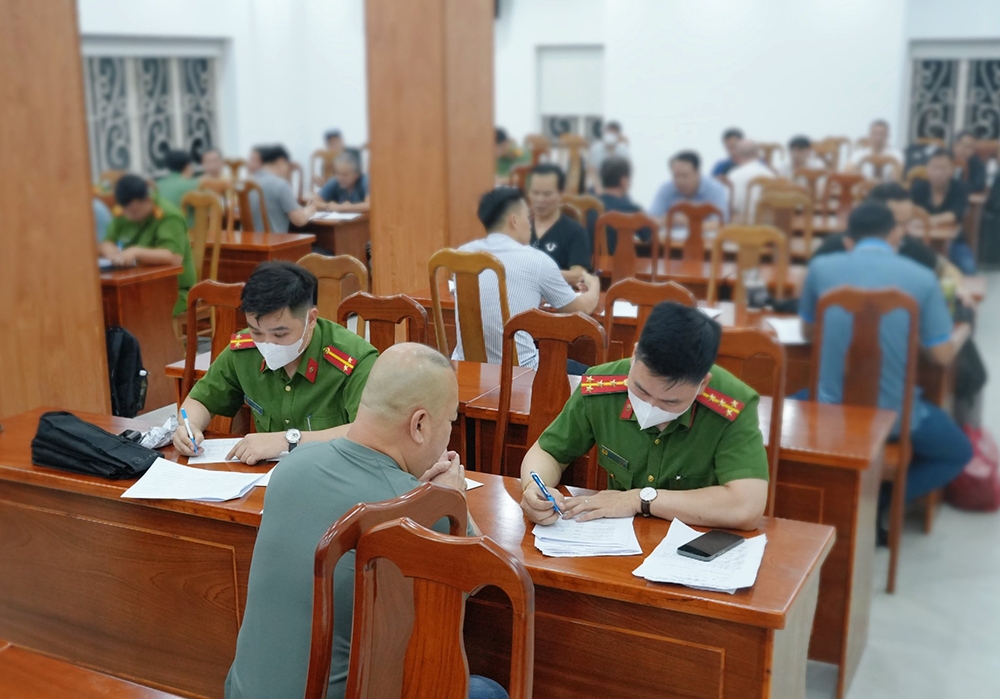 hcm city police receive 33 vietnamese citizens deported from us picture 1