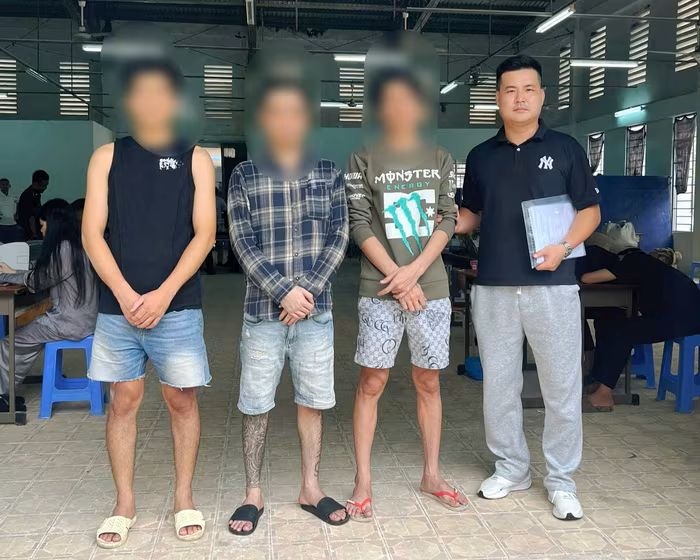 Ho Chi Minh City police receive four Vietnamese deported from Cambodia