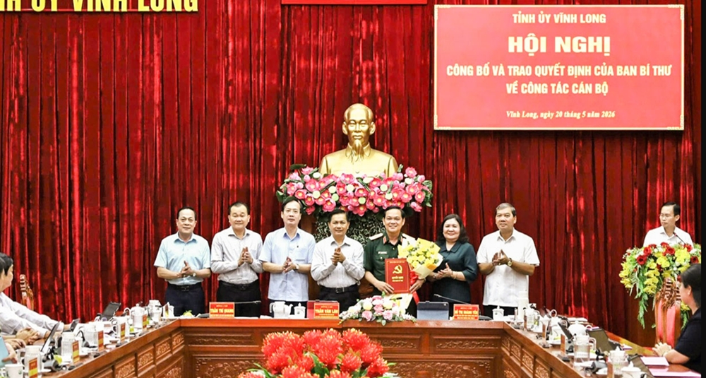 tinh uy vinh long cong bo va trao quyet dinh cua ban bi thu ve cong tac can bo hinh anh 1