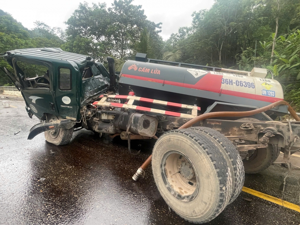 xe bon cho dau gap nan o thanh hoa, tai xe tu vong hinh anh 1