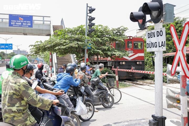 thot tim canh nguoi ha noi bat chap vuot rao chan, dua toc do voi tau hoa hinh anh 1