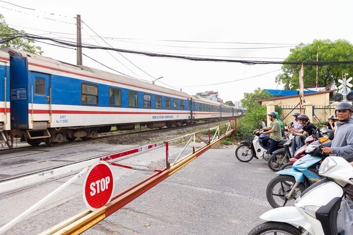 thot tim canh nguoi ha noi bat chap vuot rao chan, dua toc do voi tau hoa hinh anh 20