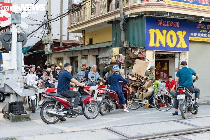 thot tim canh nguoi ha noi bat chap vuot rao chan, dua toc do voi tau hoa hinh anh 10