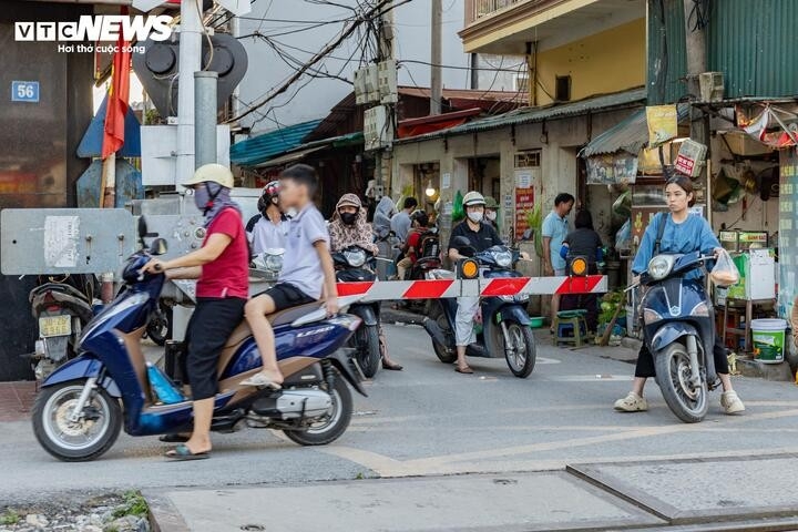 thot tim canh nguoi ha noi bat chap vuot rao chan, dua toc do voi tau hoa hinh anh 11