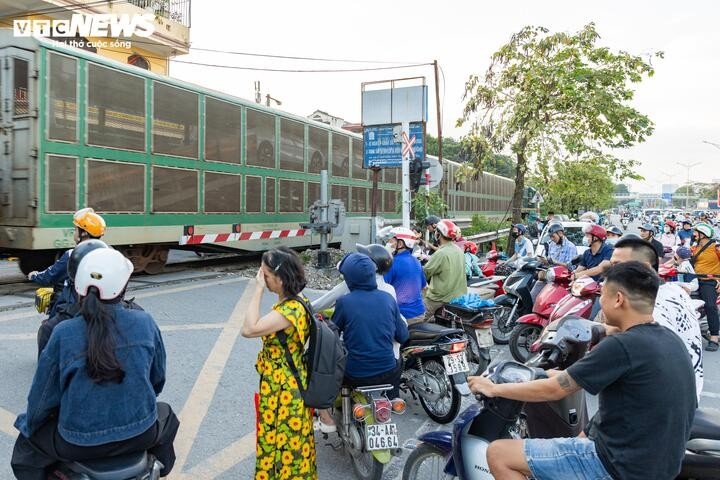 thot tim canh nguoi ha noi bat chap vuot rao chan, dua toc do voi tau hoa hinh anh 12