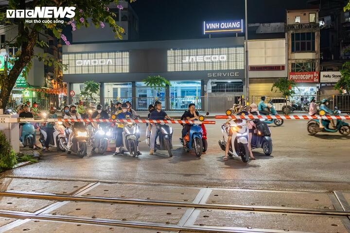 thot tim canh nguoi ha noi bat chap vuot rao chan, dua toc do voi tau hoa hinh anh 23