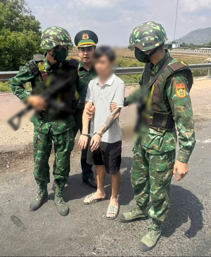 ho chi minh city police receive four vietnamese deported from cambodia picture 1