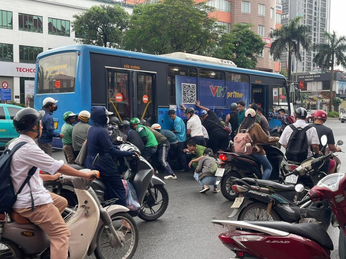 khoanh khac nguoi dan nang xe buyt giai cuu nguoi phu nu gap nan o ha noi hinh anh 1