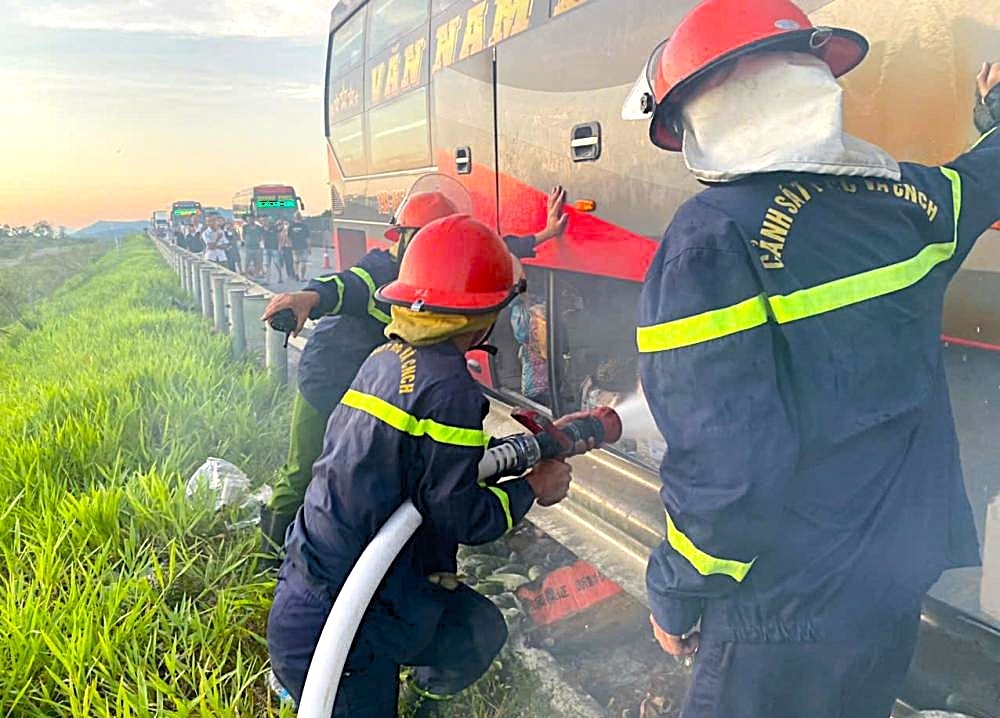 chay xe khach cho hon 30 nguoi tren cao toc bac - nam doan qua ha tinh hinh anh 1