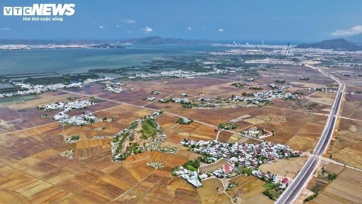 unique whale-shaped mountains and sand dunes in gia lai picture 1