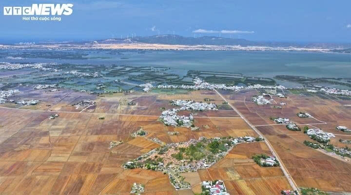 unique whale-shaped mountains and sand dunes in gia lai picture 3
