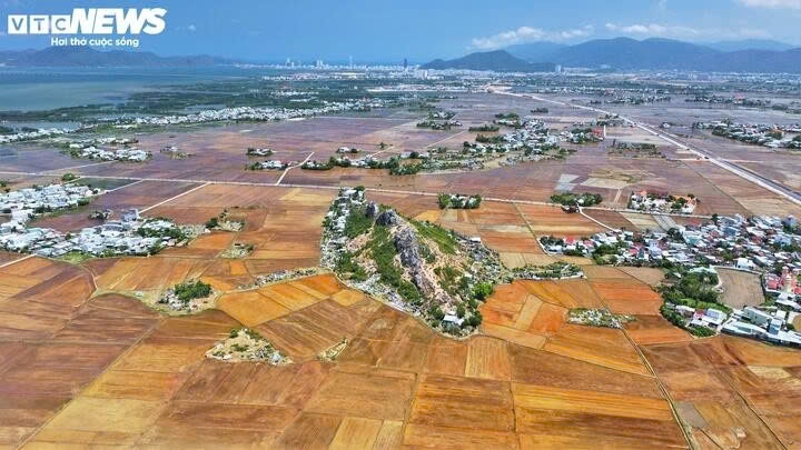 unique whale-shaped mountains and sand dunes in gia lai picture 6