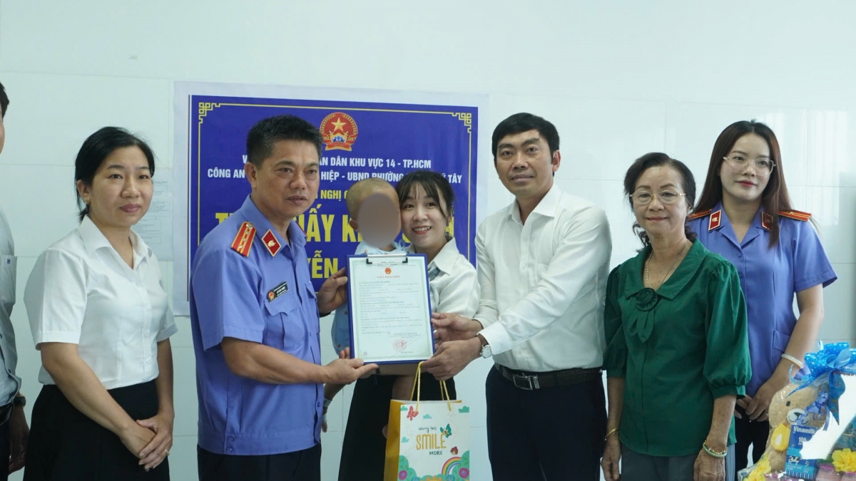be trai bi bao hanh nhan giay khai sinh ngay tai benh vien hinh anh 1