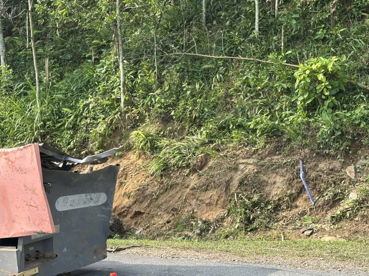 xe tai gap nan khi do deo vi O lac trong dem, 2 nguoi tu vong hinh anh 2