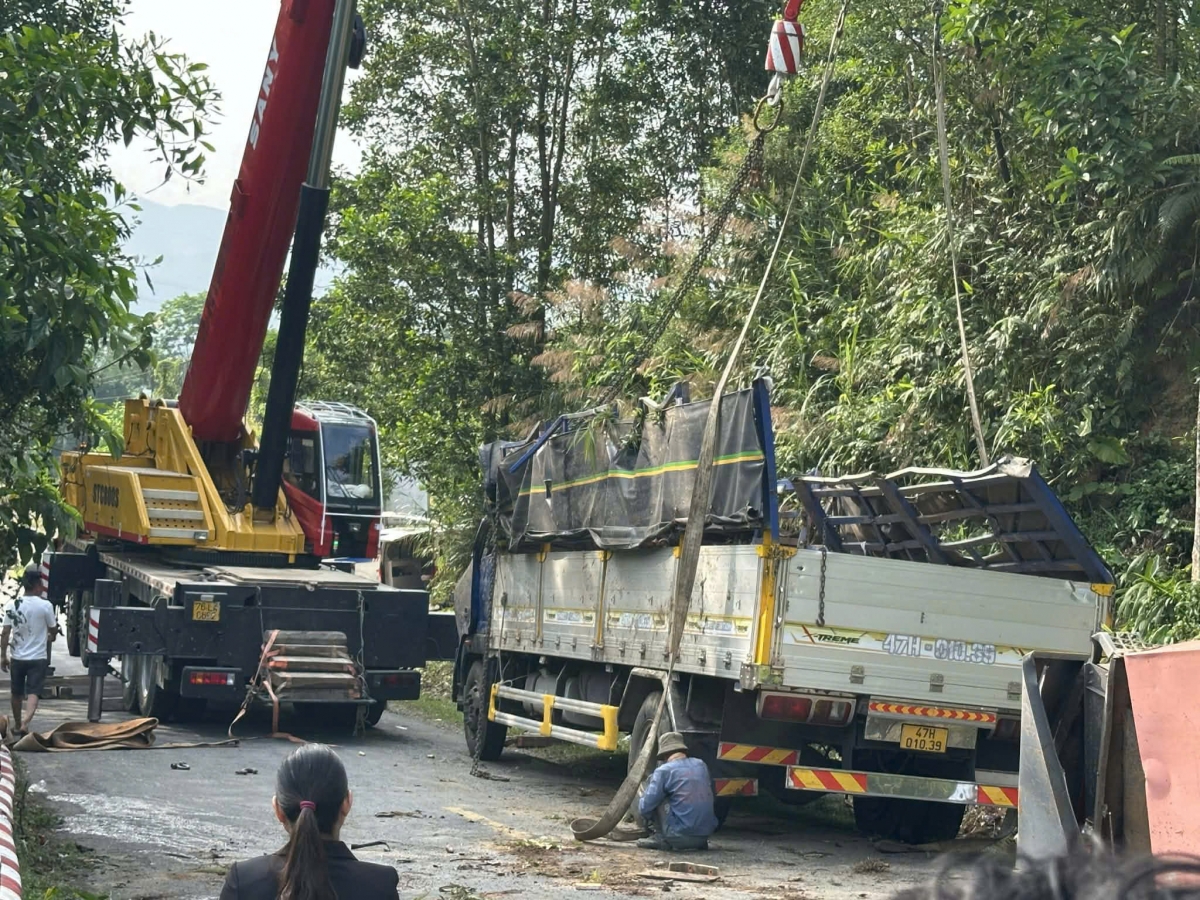xe tai gap nan khi do deo vi O lac trong dem, 2 nguoi tu vong hinh anh 3