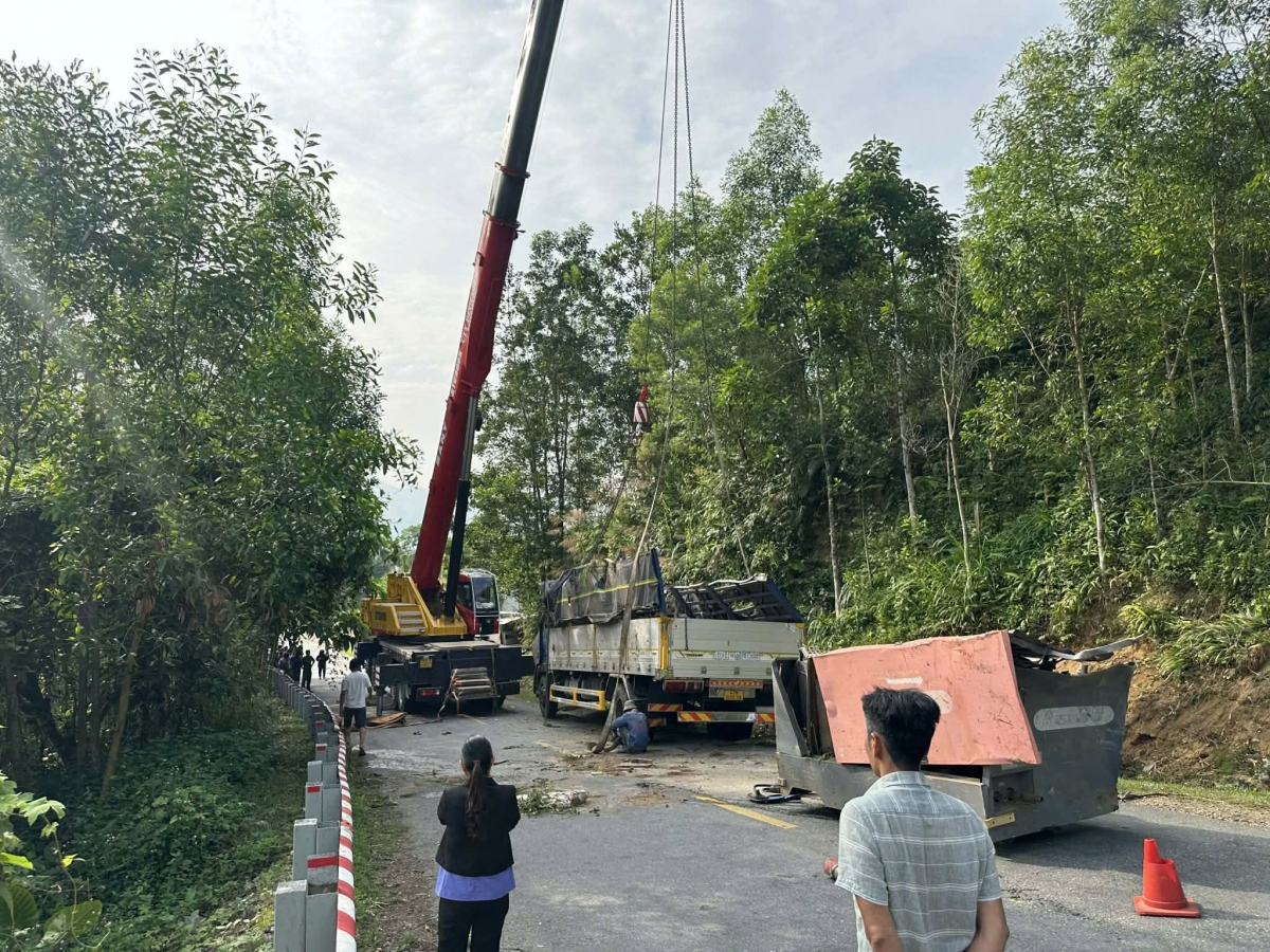 xe tai gap nan khi do deo vi O lac trong dem, 2 nguoi tu vong hinh anh 4