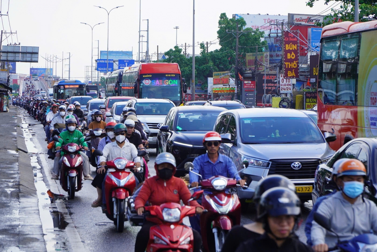 cua ngo tp.hcm dong duc chieu 3 5, un tac cuc bo tai nhieu diem hinh anh 2