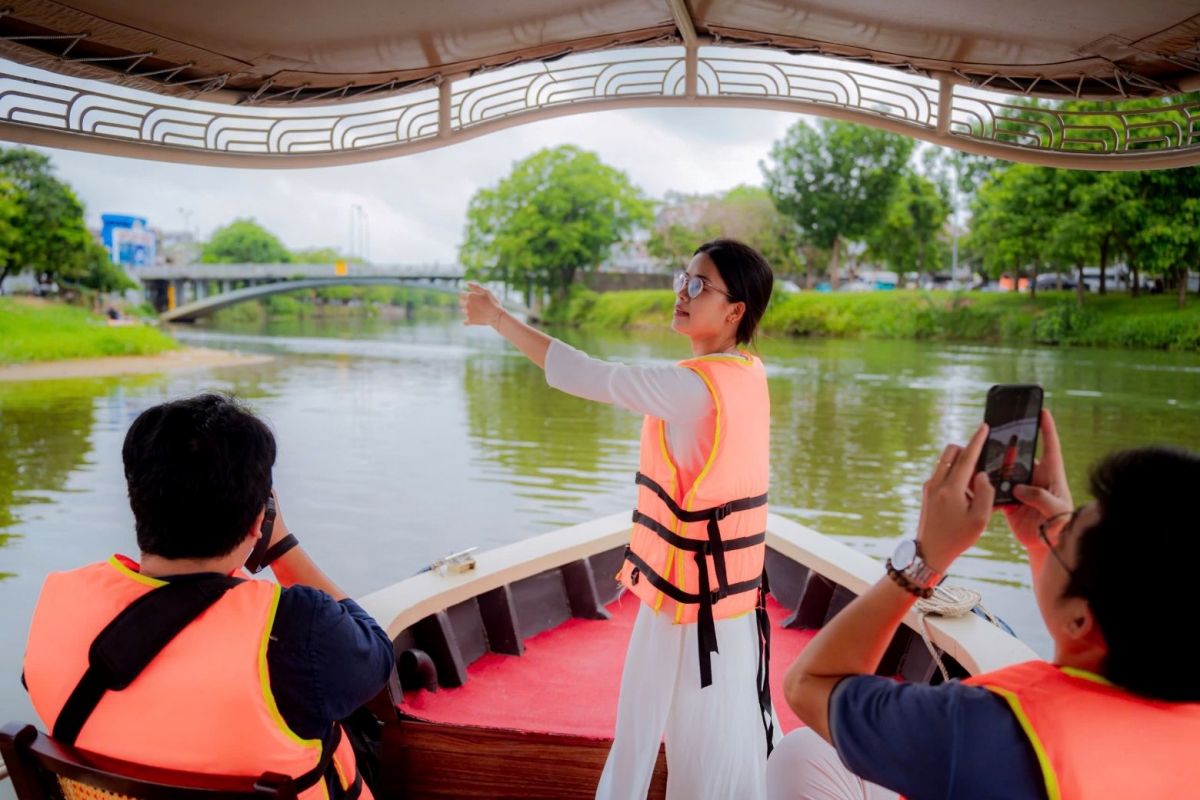 hue van hanh thi diem tour thuyen dien xanh tren 3 dong song hinh anh 1
