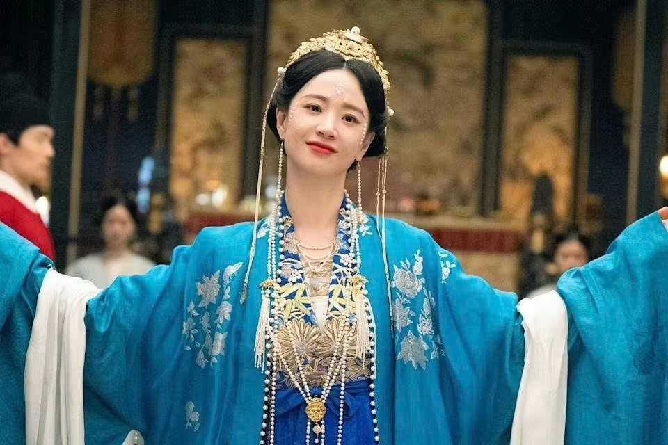 ly mong va loat vai phan dien khien khan gia vua me vua so hinh anh 2