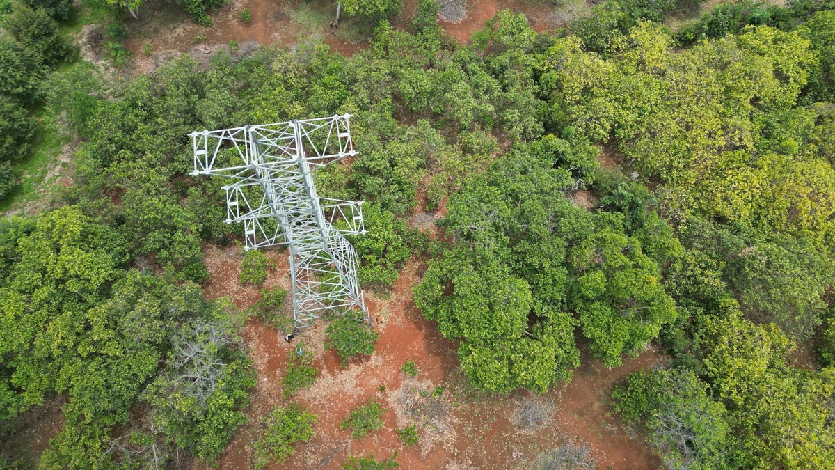 hang chuc tru dien 110kv chua dung da lung lay , nguoi dan Dong nai nom nop lo so hinh anh 4