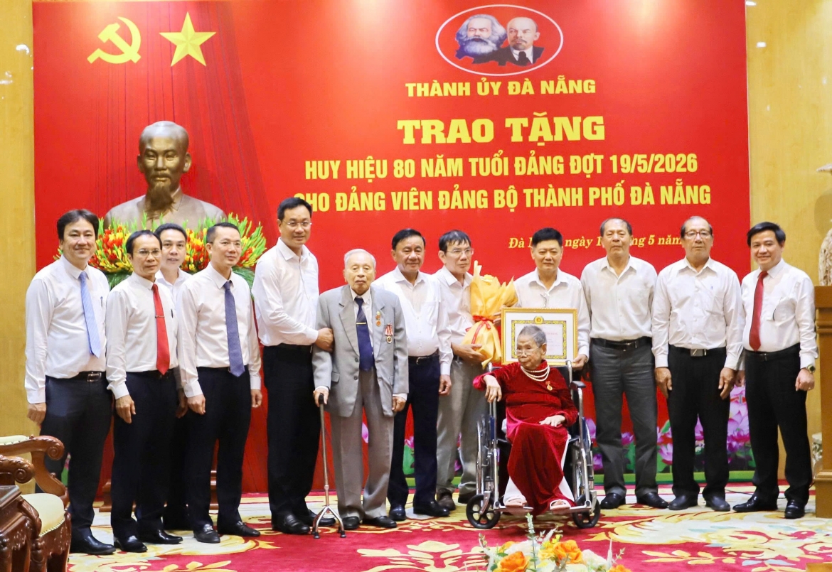 Thường trực Ban Bí thư Trần Cẩm Tú dự lễ trao tặng Huy hiệu 80 năm tuổi Đảng