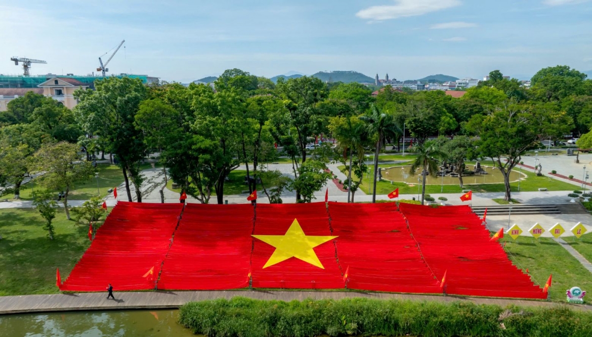 hue thap sang 7 doa sen khong lo giua song huong mua phat dan hinh anh 3