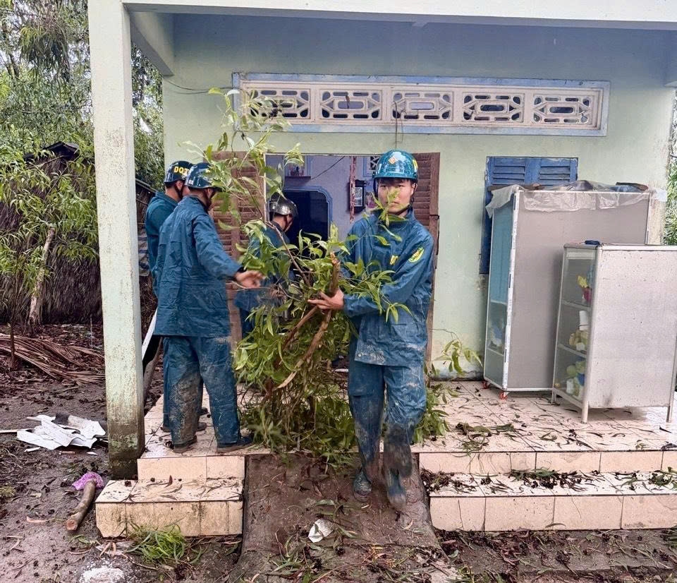 loc xoay gay thiet hai nhieu nha dan tai ca mau hinh anh 5