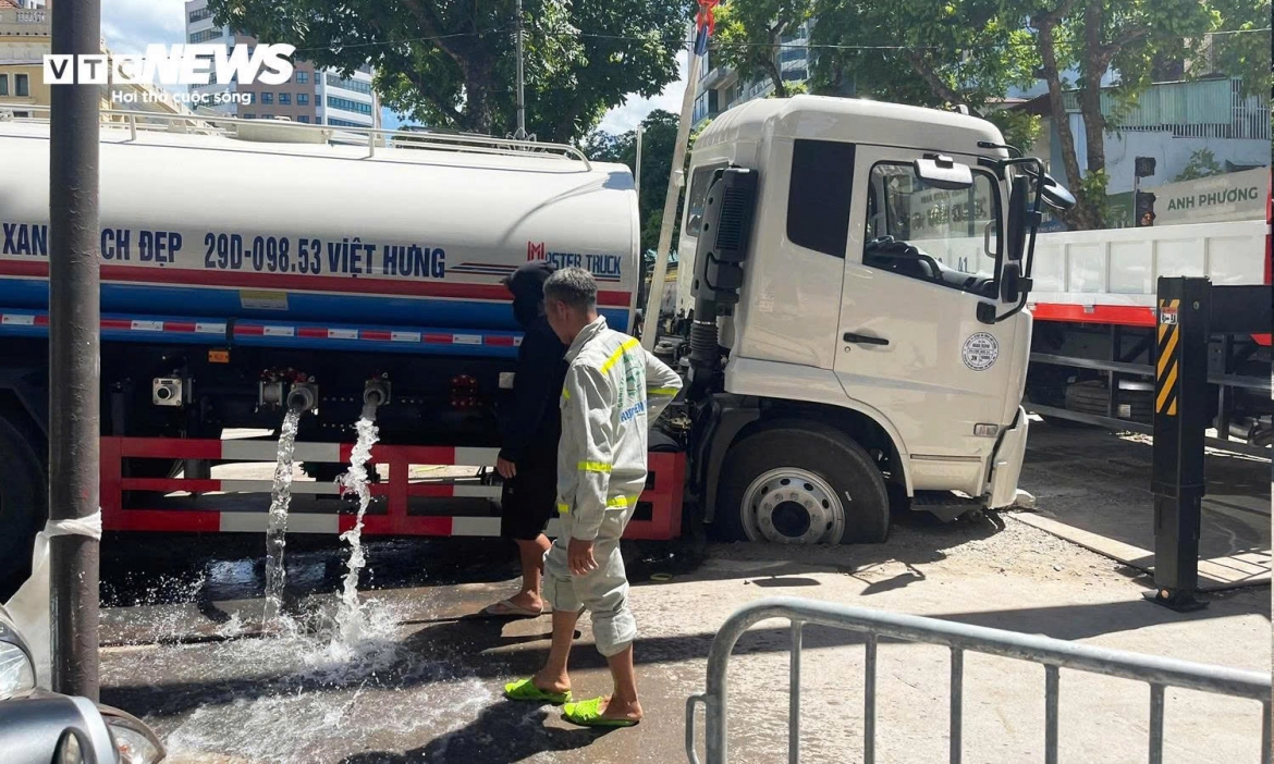 xe phun nuoc rua duong sut ho tren pho ha noi hinh anh 1