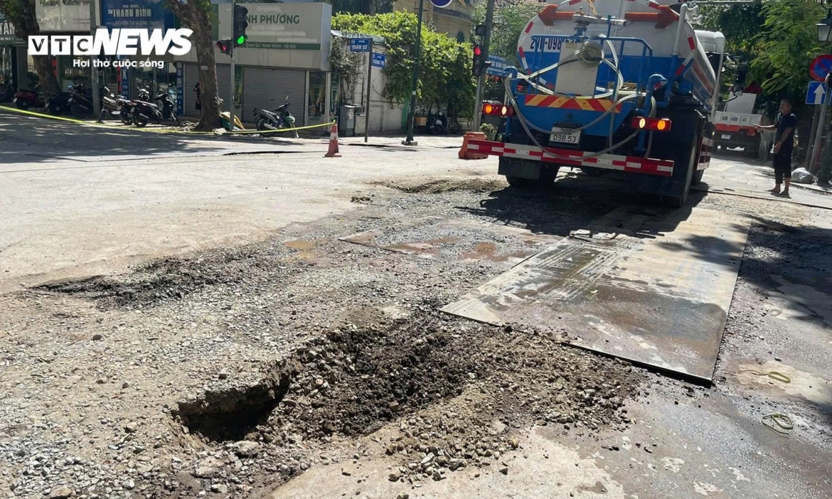 xe phun nuoc rua duong sut ho tren pho ha noi hinh anh 3