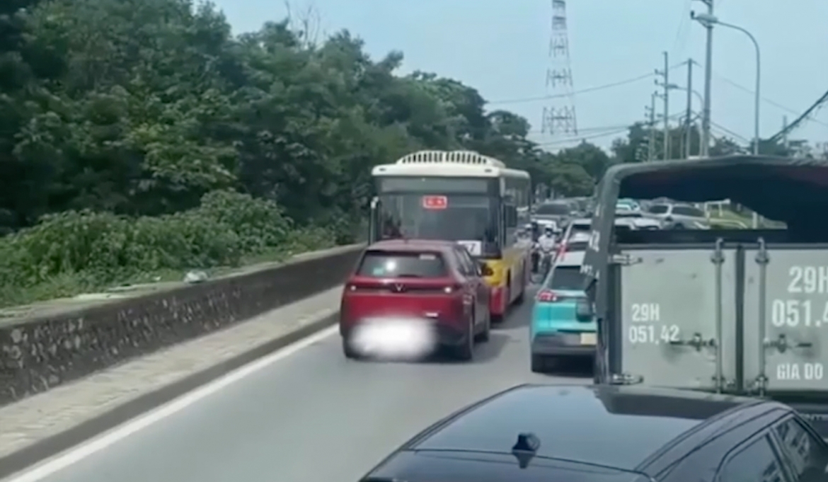 Duong tac dai, tai xe o to khon loi khong chiu xep hang va cai ket hinh anh 1