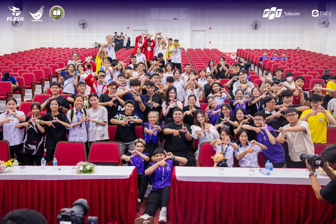 le quang liem gia nhap team flash cu bat tay lich su cua esports viet nam hinh anh 2