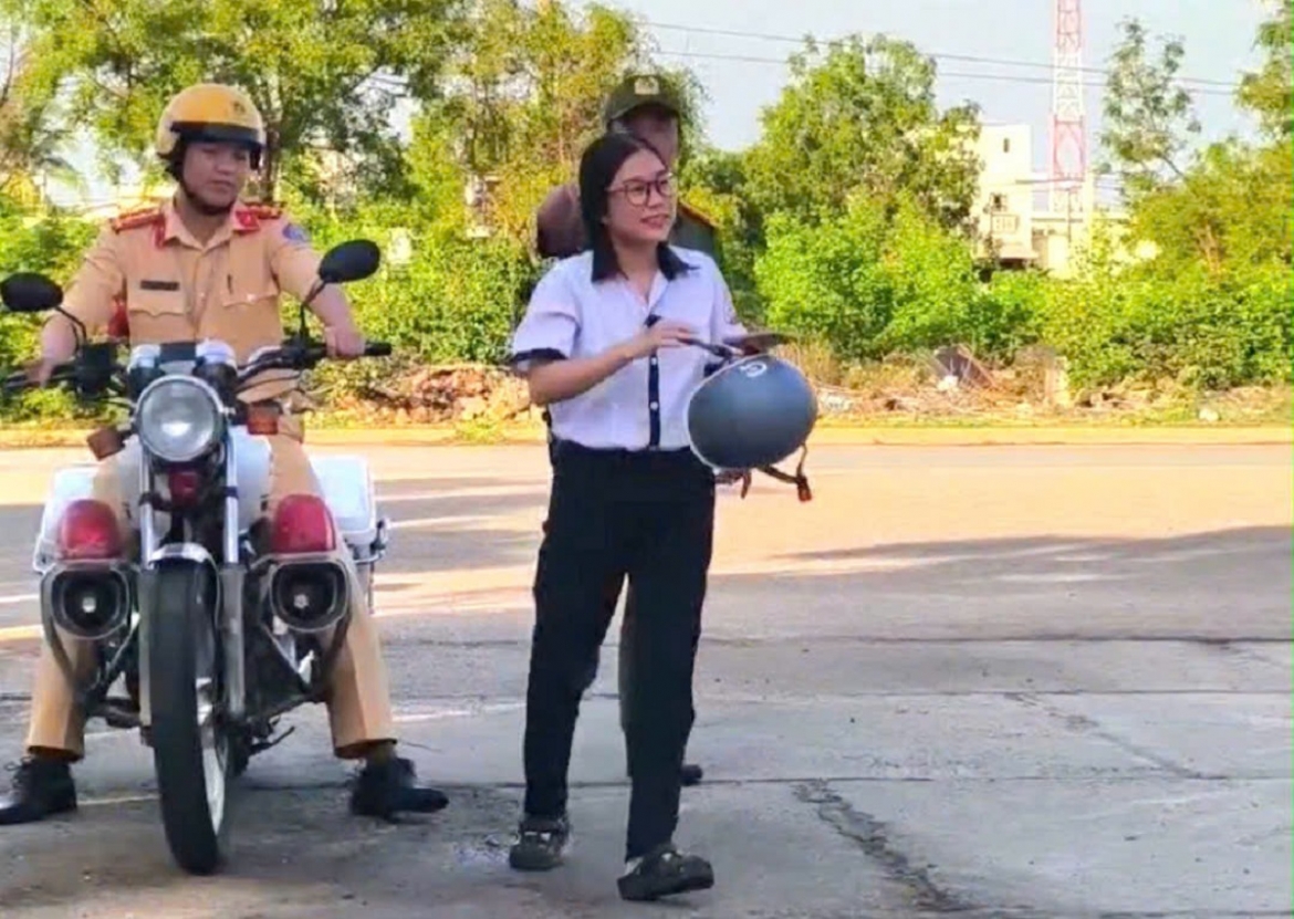 2 thi sinh ngu quen, quen the du thi duoc ho tro den diem thi kip thoi o lam Dong hinh anh 1