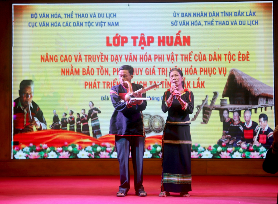 Truyền dạy sử thi, lời nói vần Êđê cho thế hệ trẻ tại Đắk Lắk