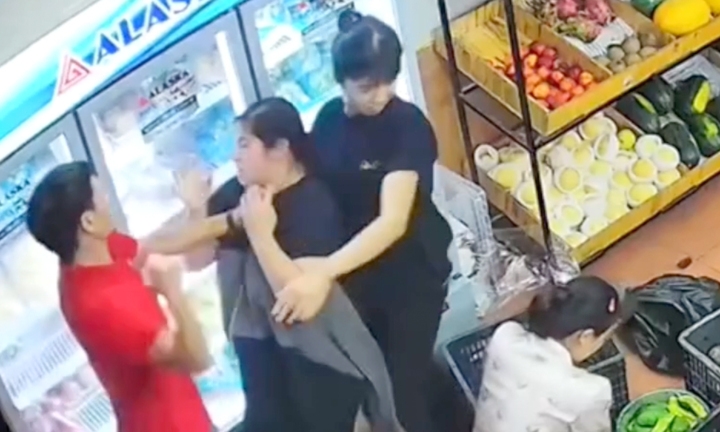 Công an yêu cầu người hành hung thai phụ tại cửa hàng hoa quả ra trình diện