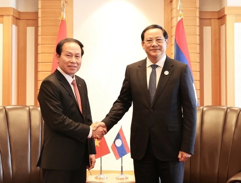Phó Thủ tướng Lê Tiến Châu hội kiến Thủ tướng Lào Sonexay Siphandone